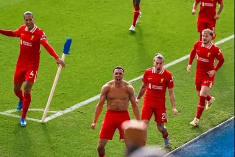 أرنولد البطل وخطوة على الحلم.. صحف إنجلترا تبدع في وصف مباراة ليفربول وليستر سيتي